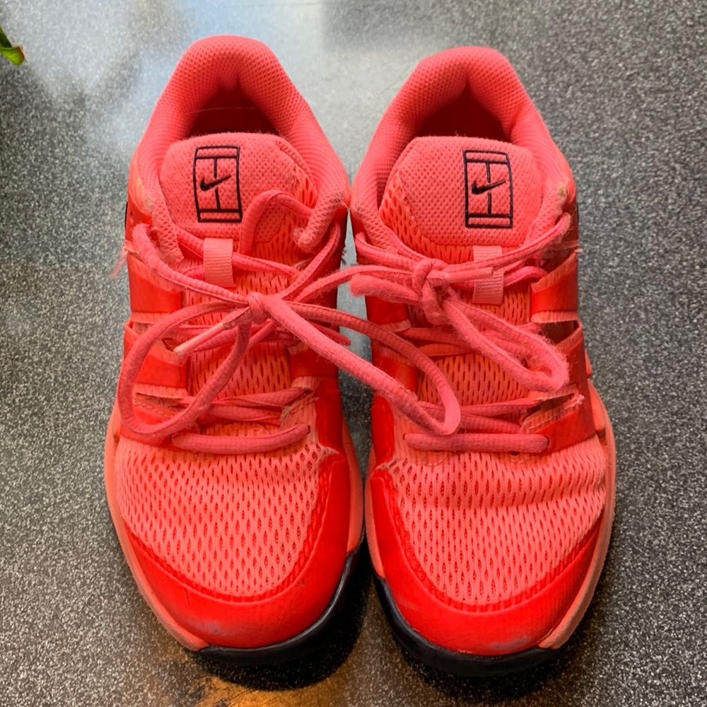 Nike Girls Tennis Court Shoe size 3Y